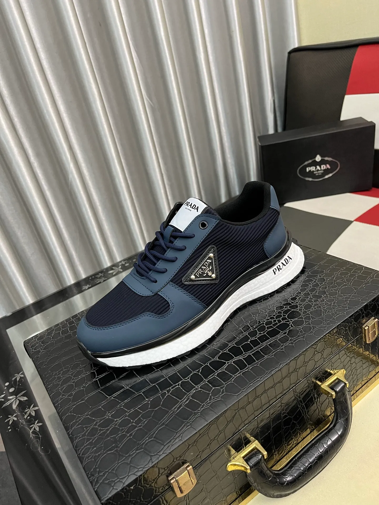 Men's Men's Shoes 💰458⌚️⌚️ Prada/Prada Men's new casual shoes, this sports shoe is made of imported calfskin upper with breathable mesh and breathable mesh lining. The foot pads are made of sheepskin, and the outsole is made of non-slip sports exclusive rubber outsole with logo. It feels good on the feet and is a fashionable item! Size: 38-44 4️⃣colors available
